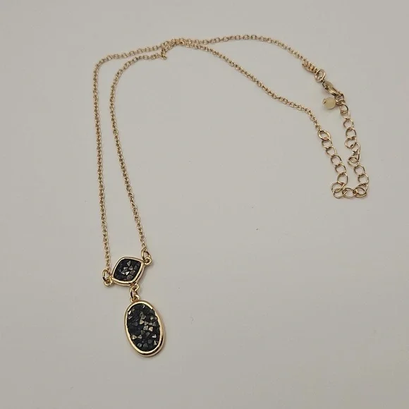 Avon Modern Glimmer Pendant Necklace - Picture 4 of 4